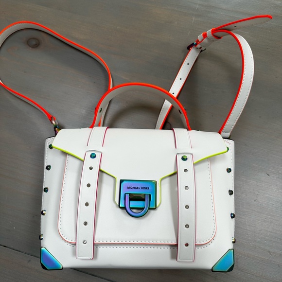 Michael Kors Manhattan Crossbody Bag Optic White with Oil Slick hardware finish. - Picture 12 of 16